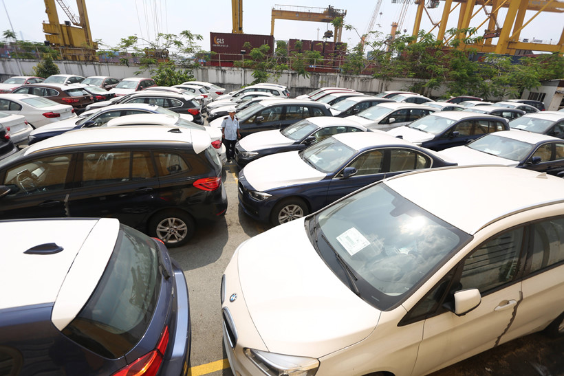 Hàng trăm xe sang phơi nắng mưa ngoài cảng