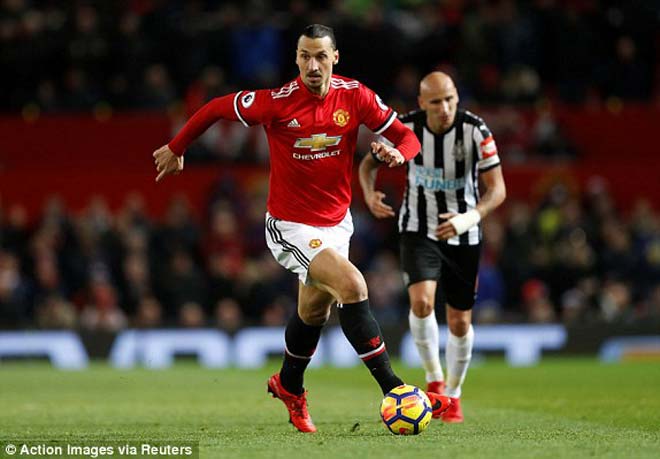 Ibrahimovic cứ chạm bóng fan MU vỗ tay, tự nhận là Sư tử