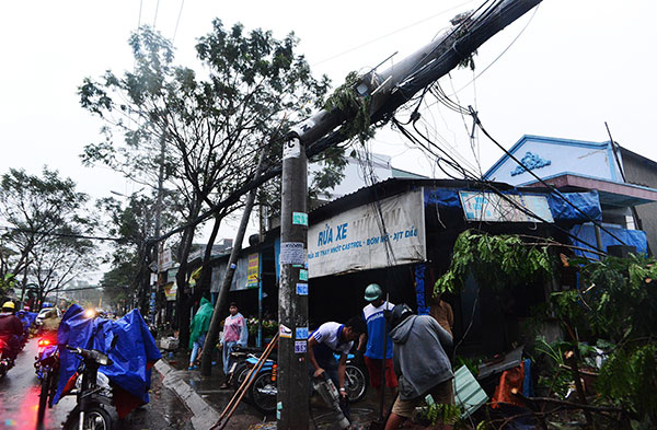 Trụ điện, cây xanh gãy đổ hàng loạt sau trận lốc xoáy ập vào Sài Gòn