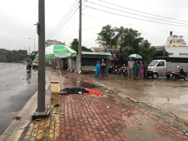 Bình Dương: Thiếu niên 14 tuổi tông trụ đèn tử vong tại chỗ