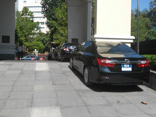 Thứ trưởng đi taxi và phó tổng thống về quê bằng tàu hỏa