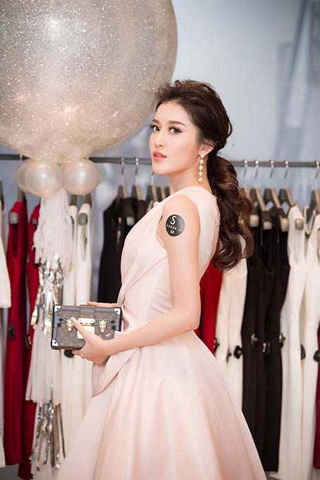 Á hậu Huyền My chọn tấm ảnh không có Á hậu Tú Anh để đăng facebook