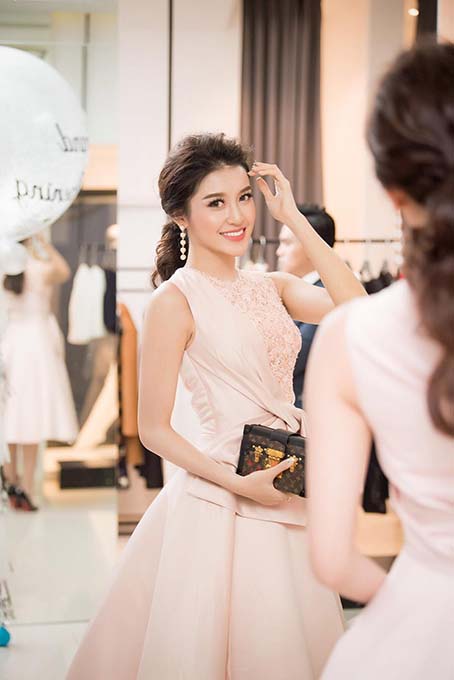 Á hậu Huyền My chọn tấm ảnh không có Á hậu Tú Anh để đăng facebook