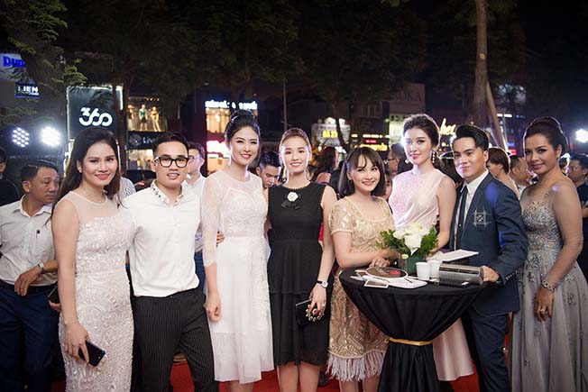 Á hậu Huyền My chọn tấm ảnh không có Á hậu Tú Anh để đăng facebook