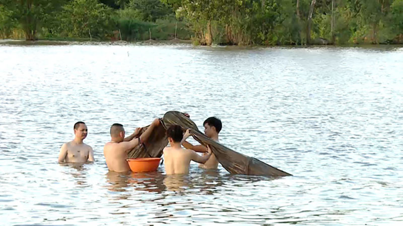 Bố ơi: MC Hồng Phúc bật khóc khi làm cá vì mắc chứng sợ máu kinh niên