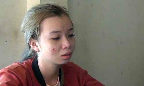 Chủ tiệm trang điểm lắp camera bắt cô học trò trộm tiền