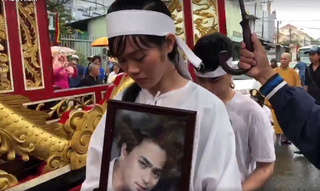 Phút cuối tiễn biệt diễn viên Nguyễn Hoàng trong ngày mưa bão