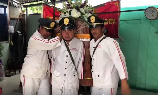 Phút cuối tiễn biệt diễn viên Nguyễn Hoàng trong ngày mưa bão