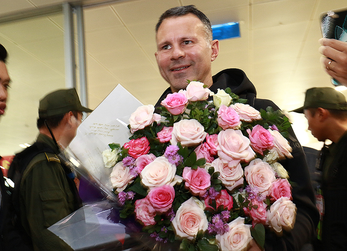 Giggs và Scholes bị bủa vây khi đến Hà Nội