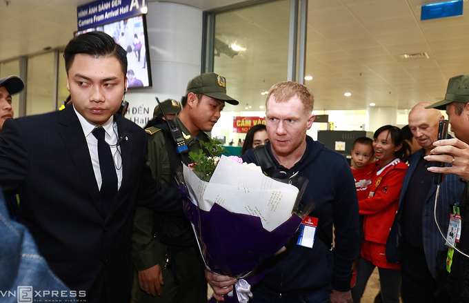 Giggs và Scholes bị bủa vây khi đến Hà Nội