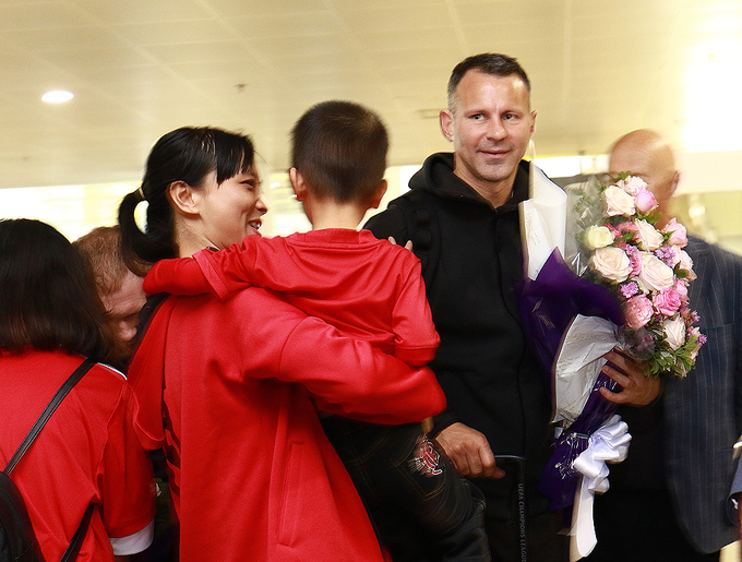 Giggs và Scholes bị bủa vây khi đến Hà Nội