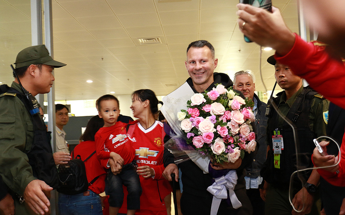 Giggs và Scholes bị bủa vây khi đến Hà Nội