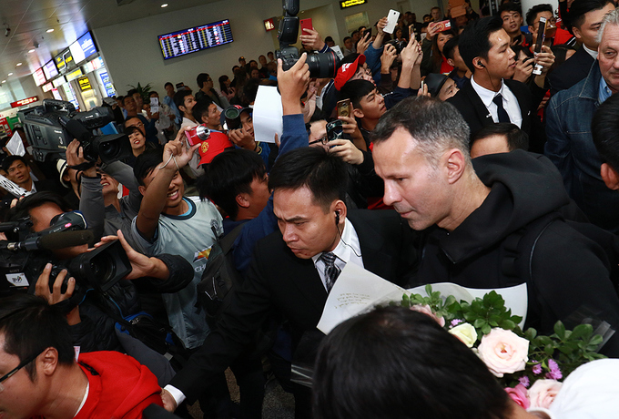 Giggs và Scholes bị bủa vây khi đến Hà Nội