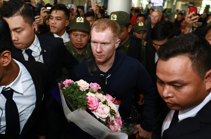 Giggs và Scholes bị bủa vây khi đến Hà Nội