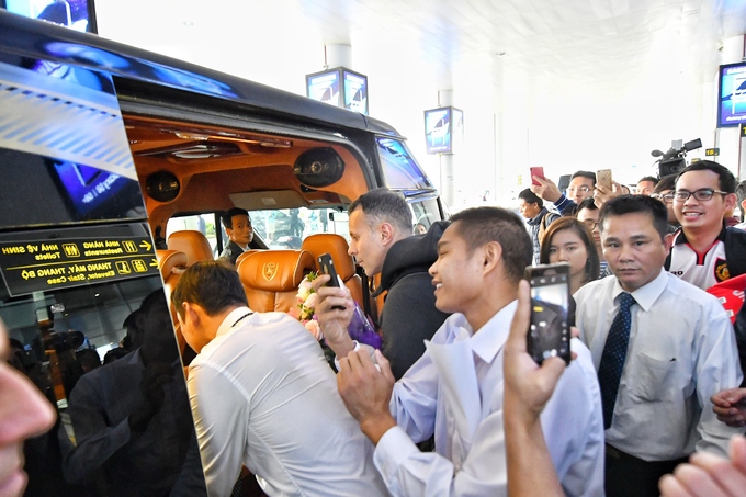 Giggs và Scholes bị bủa vây khi đến Hà Nội