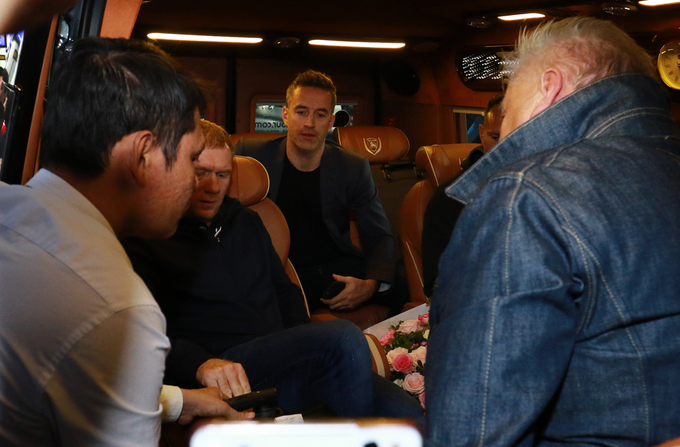 Giggs và Scholes bị bủa vây khi đến Hà Nội