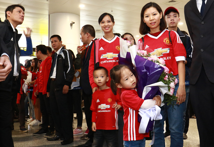 Giggs và Scholes bị bủa vây khi đến Hà Nội