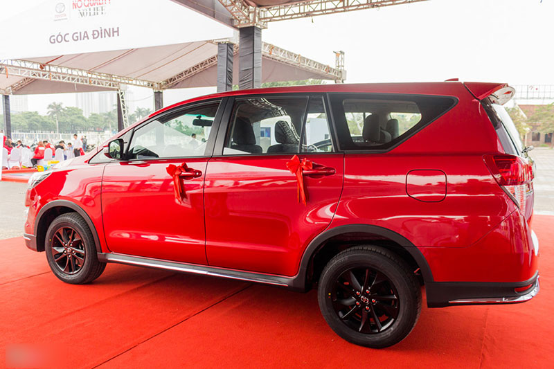 Toyota Innova Venturer mới giá 855 triệu tại Việt Nam