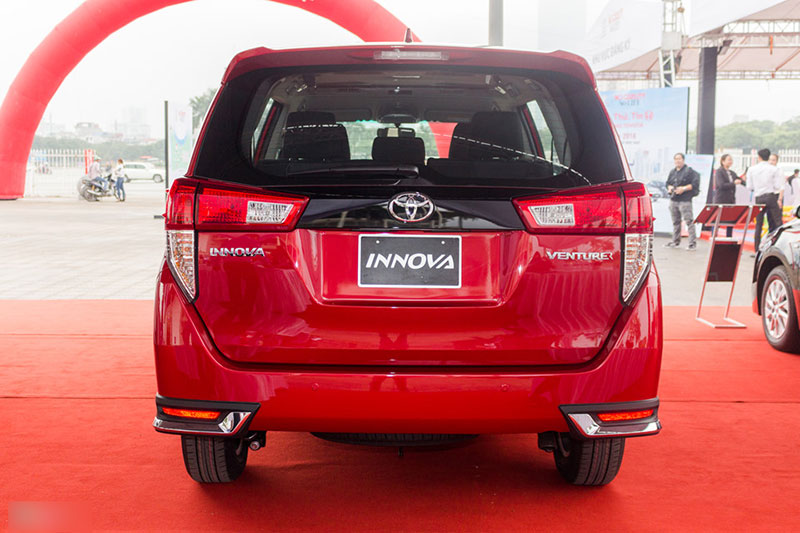 Toyota Innova Venturer mới giá 855 triệu tại Việt Nam