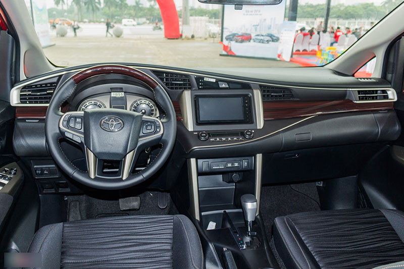 Toyota Innova Venturer mới giá 855 triệu tại Việt Nam
