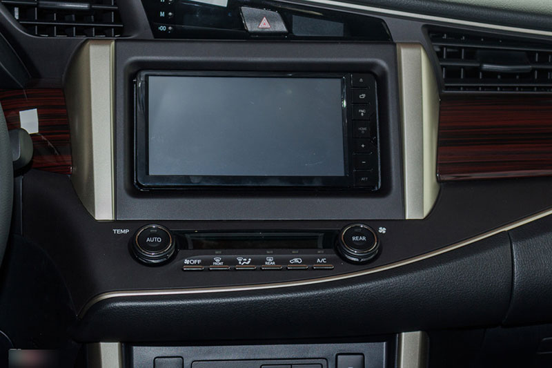 Toyota Innova Venturer mới giá 855 triệu tại Việt Nam