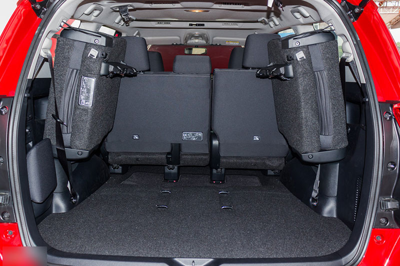 Toyota Innova Venturer mới giá 855 triệu tại Việt Nam