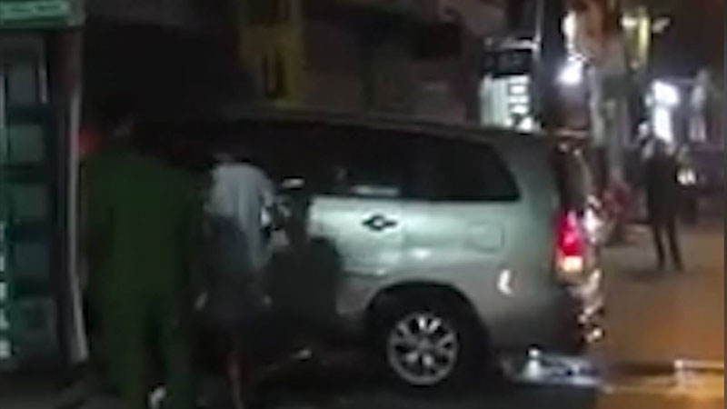 Nửa đêm, xế hộp lấy đà ủi nát cửa nhà hàng xóm Nửa đêm, xế hộp lấy đà ủi nát cửa nhà hàng xóm