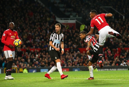 Pogba toả sáng, Man Utd thắng đậm Newcastle