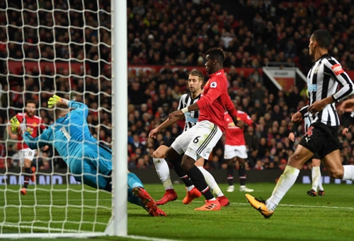 Pogba toả sáng, Man Utd thắng đậm Newcastle