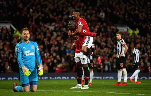 Pogba toả sáng, Man Utd thắng đậm Newcastle