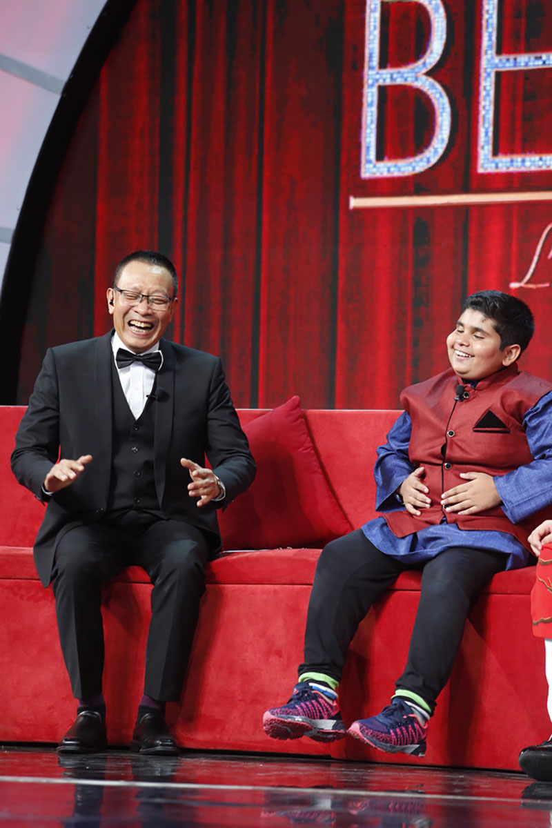 Lại Văn Sâm khen lấy khen để cậu bé Ấn Độ nhảy múa, diễn trò cực vui nhộn