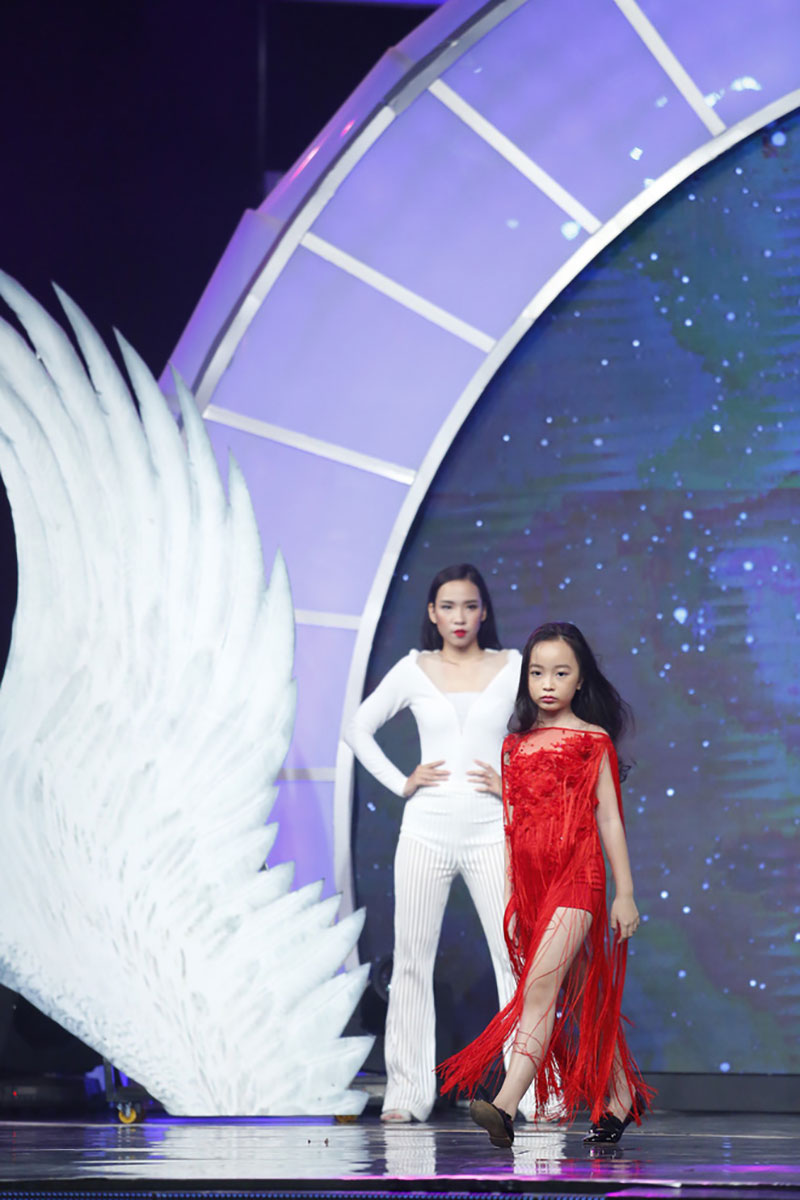 Lại Văn Sâm khen lấy khen để cậu bé Ấn Độ nhảy múa, diễn trò cực vui nhộn