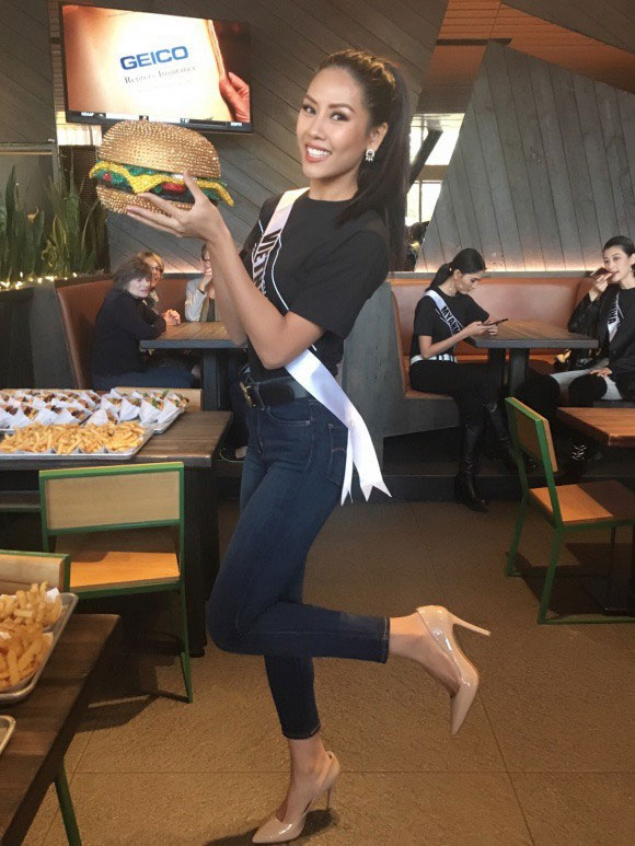 Nguyễn Thị Loan tự tin trình diễn trong phần thi Trang phục dân tộc tại Miss Universe Nguyễn Thị Loan tự tin trình diễn trong phần thi Trang phục dân tộc tại Miss Universe