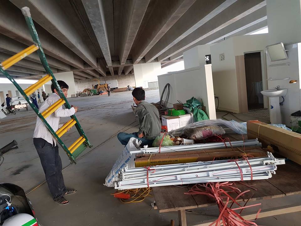 Phá dỡ thần tốc nhà hàng dưới gầm cao tốc Hà Nội - Hải Phòng