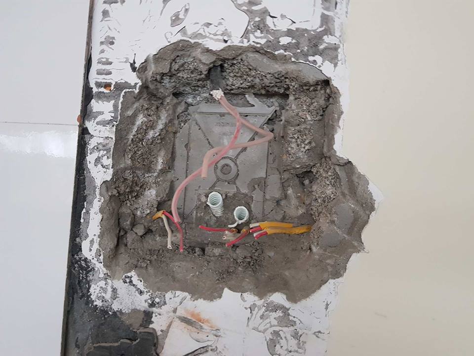 Phá dỡ thần tốc nhà hàng dưới gầm cao tốc Hà Nội - Hải Phòng