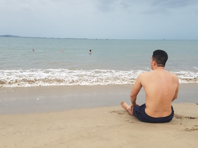 Người dân Ninh Thuận tắm biển trước khi áp thấp nhiệt đới vào bờ