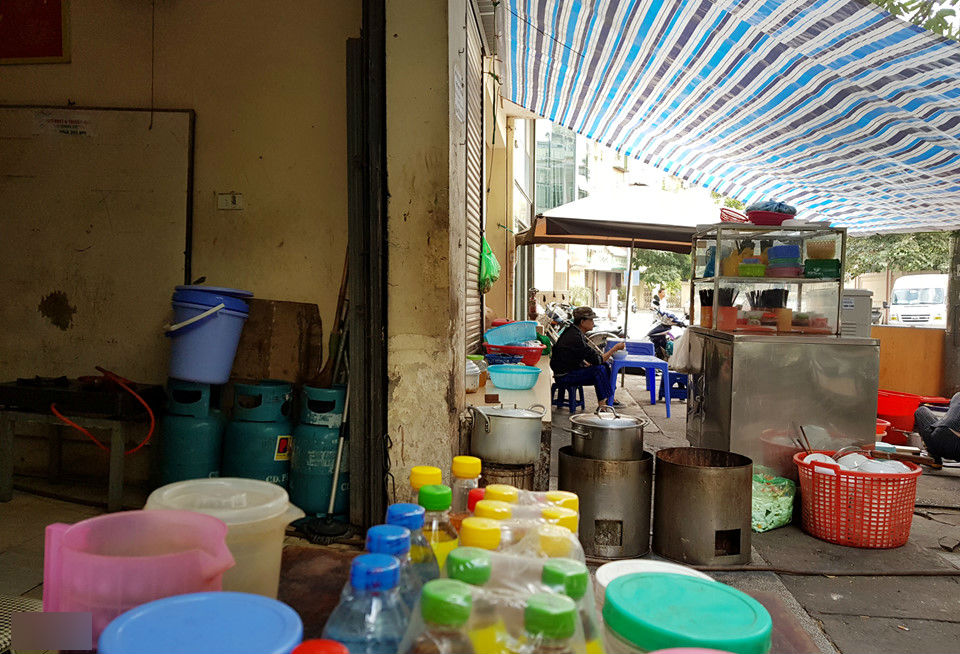 Cảnh nuôi gà, trồng rau trong chung cư ở Hà Nội