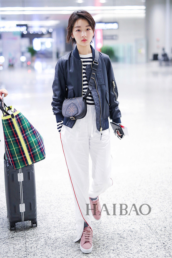 Mỹ nhân Hoa ngữ mê diện quần thể thao xuống phố