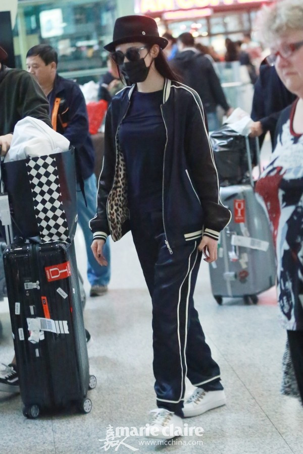 Mỹ nhân Hoa ngữ mê diện quần thể thao xuống phố