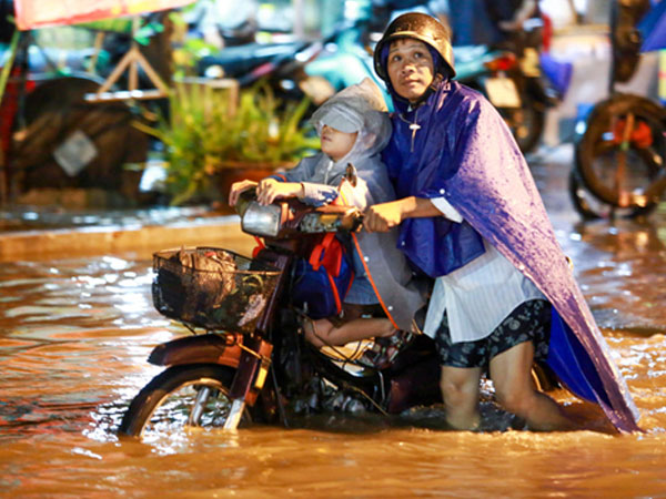Sài Gòn tiếp tục ngập nặng do mưa to và triều cường