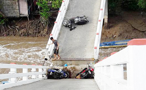 Khởi tố vụ sà lan tông sập cầu, 6 người bị thương