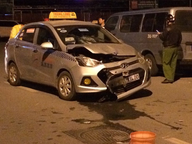 Hà Nội: Taxi húc văng xe máy, một người tử vong tại chỗ Hà Nội: Taxi húc văng xe máy, một người tử vong tại chỗ