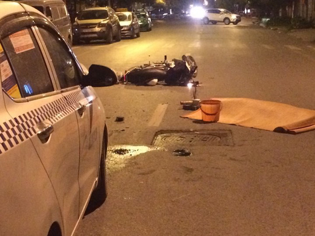 Hà Nội: Taxi húc văng xe máy, một người tử vong tại chỗ