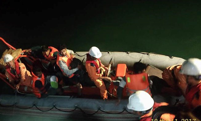 Cứu 8 thuyền viên bị nạn trên vùng biển Quy Nhơn
