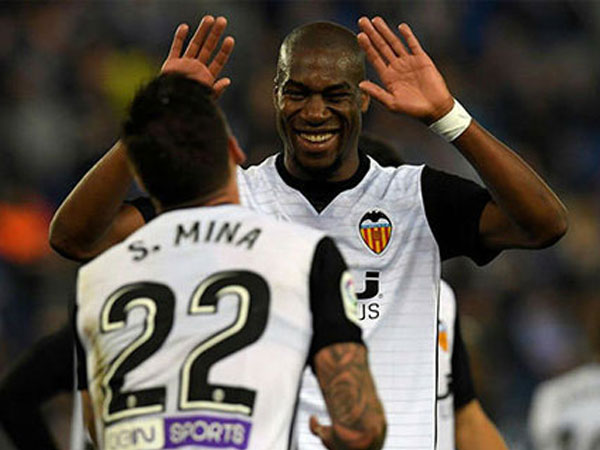 Valencia đuổi sát Barca bằng trận bất bại thứ 12