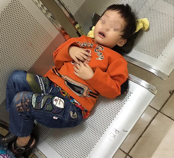 Hà Nội: Gửi con trai 3 tuổi cho nhân viên nhà nghỉ đi mua đồ ăn, mẹ bỏ đi biệt tích