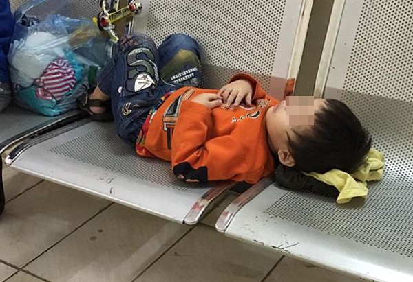 Hà Nội: Gửi con trai 3 tuổi cho nhân viên nhà nghỉ đi mua đồ ăn, mẹ bỏ đi biệt tích