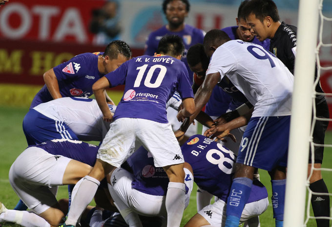 Cầu thủ Hà Nội cấp cứu, ngăn đồng nghiệp Quảng Nam cắn lưỡi