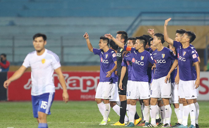 Cầu thủ Hà Nội cấp cứu, ngăn đồng nghiệp Quảng Nam cắn lưỡi