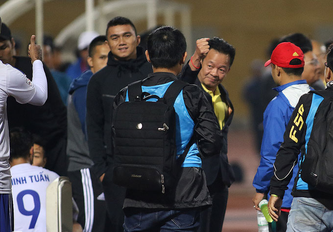 Cầu thủ Hà Nội cấp cứu, ngăn đồng nghiệp Quảng Nam cắn lưỡi